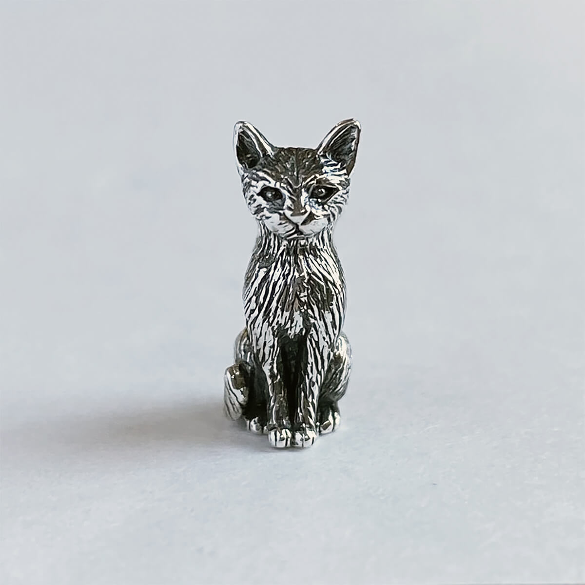 Finely detailed Sterling silver sitting cat charm