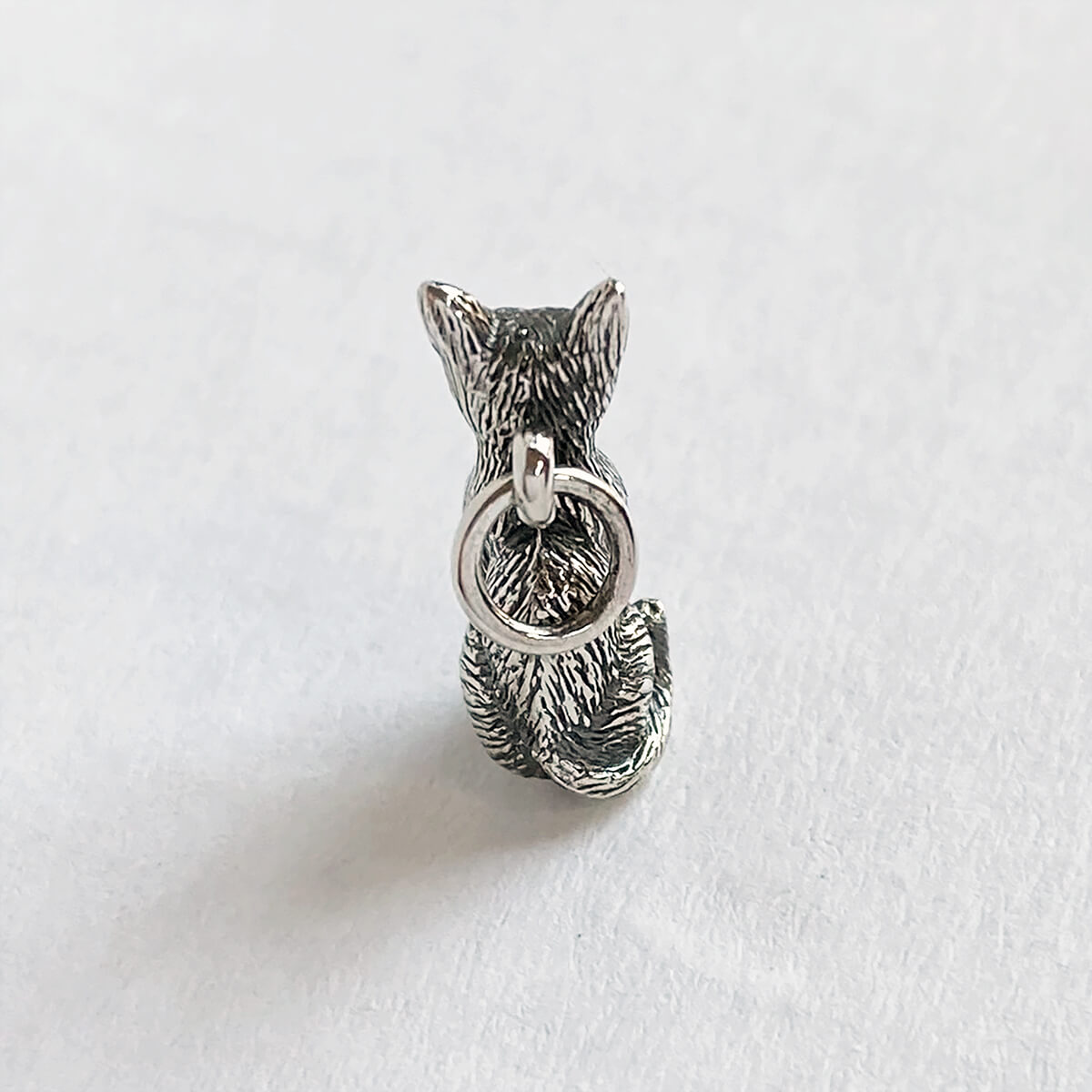 Realistically detailed sterling silver sitting cat charm from Charmarama charms